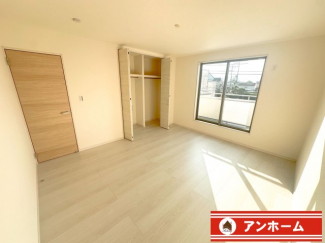 明るい洋室です