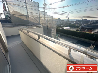 外からの目が気にならないバルコニーで洗濯物が干せます