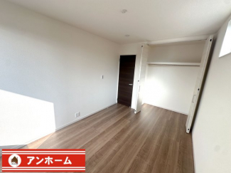 コンパクトで使いやすい洋室です