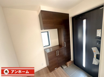 収納もある玄関です