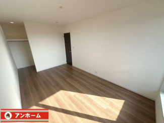 ゆったりした洋室です