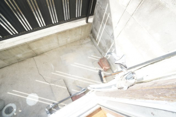 洗濯機置き場は外です。