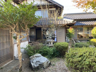 南側からの中庭