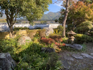 縁側からの中庭の眺め