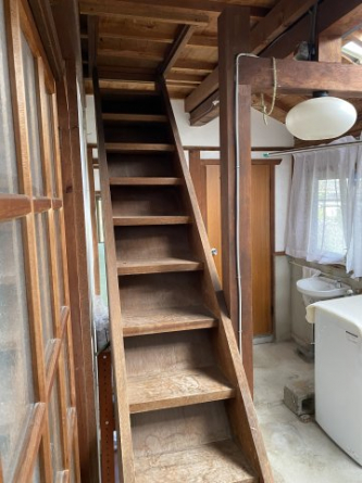 1Fフリ－スペ－スから2F階段