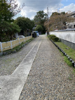 ガレ－ジ倉庫から見た進入路