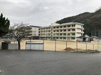 松山市立湯山小学校まで1890m