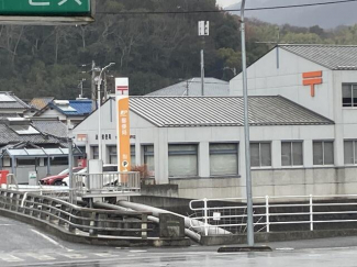 湯山郵便局まで449m