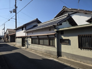 前面道路より建物入口全景