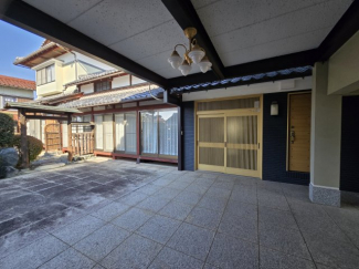 中庭より玄関付近