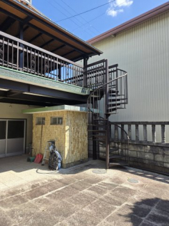 屋根付きバルコニーと螺旋階段