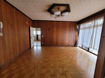 リビングに利用できる10帖の広さがあります。