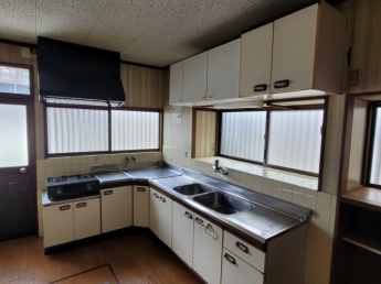 エル型のキッチンで広く使えます♪