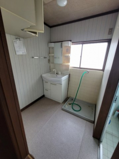 独立洗面台です。室内洗濯機置き場にもなっています。