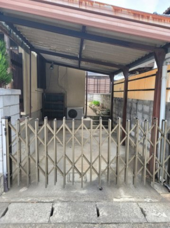 アコーディオン門扉付きの駐車場です。