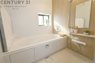 ユニットバスは省スペースでありながら、シンプルな設計と使いやすさを備え、簡便なメンテナンスが可能です。窓付きで換気にも便利です。またミラー・小物置き場もあり便利です。