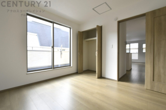 明るい色合いのフローリングとクロスを使用した洋室は家具やインテリアとも調和しやすく空間が広く感じられ開放感を生み出します。自然光を効果的に反射し、室内を明るく保つため、日中の照明使用を抑えられます。