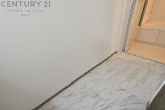 衣服の収納や脱ぎ着や整理整頓がしやすく、湿った衣類を乾燥させるスペースがありカビや臭いの発生を防ぎます。床の汚れを他の部屋に持ち込まず清潔を保つことができます。また快適な入浴環境の整備にも役立ちます。