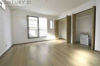 キッチン前のダイニングスペース　カウンターキッチンから料理の受け渡し等に便利です。ダイニングセットを置いても十分な広さを確保。