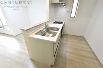 シンプルなデザインと使いやすさを兼ね備えた対面式システムキッチンは、効率的な作業スペースを提供し、家族やゲストとのコミュニケーションを促進します。