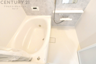 ユニットバスは省スペースでありながら、シンプルな設計と使いやすさを備え、簡便なメンテナンスが可能です。またミラー・小物置き場もあり便利です。