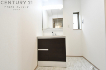 化粧品や洗顔料、歯ブラシなどの必需品をまとめて置ける収納スペースがあり、使用するたびに取り出す手間が省けます。また、水回りのため、濡れても大丈夫な素材が使用されており、お手入れが簡単です。