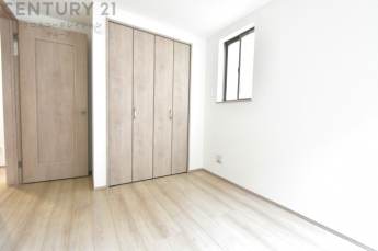 明るい色合いのフローリングとクロスを使用した洋室は家具やインテリアとも調和しやすく空間が広く感じられ開放感を生み出します。自然光を効果的に反射し、室内を明るく保つため、日中の照明使用を抑えられます。