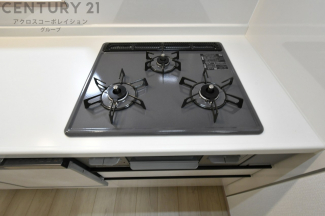 多数の調理器具を同時に使用でき、料理の効率化が可能。省エネで節約になり、様々な料理スタイルに適応できます。また、火力調整が独立しており、手入れや掃除もしやすく、今よりもっとお料理が楽しくなるかも。