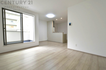 リビングダイニングは家族や友人とのコミュニケーションを楽しむ場所でくつろぎながら食事や会話を楽しめ、多目的に利用できリラックスできる空間です。家庭内の中心として機能し、快適な生活をサポートします。