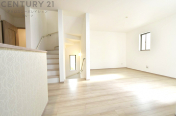 キッチン前のダイニングスペース　カウンターキッチンから料理の受け渡し等に便利です。ダイニングセットを置いても十分な広さを確保。