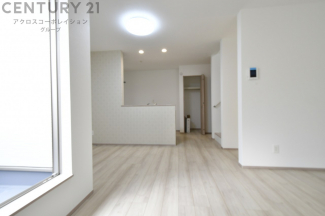 キッチン前のダイニングスペース　カウンターキッチンから料理の受け渡し等に便利です。ダイニングセットを置いても十分な広さを確保。