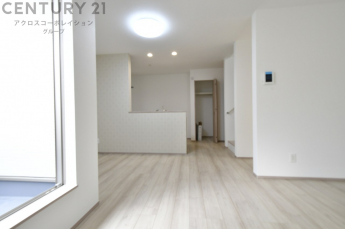 キッチン前のダイニングスペース　カウンターキッチンから料理の受け渡し等に便利です。ダイニングセットを置いても十分な広さを確保。