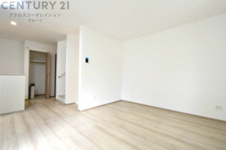 キッチン前のダイニングスペース　カウンターキッチンから料理の受け渡し等に便利です。ダイニングセットを置いても十分な広さを確保。