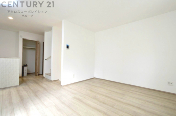 キッチン前のダイニングスペース　カウンターキッチンから料理の受け渡し等に便利です。ダイニングセットを置いても十分な広さを確保。