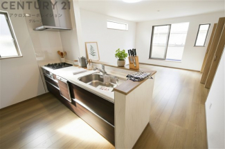 シンプルなデザインと使いやすさを兼ね備えた対面式システムキッチンは、効率的な作業スペースを提供し、家族やゲストとのコミュニケーションを促進します。