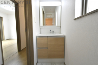 化粧品や洗顔料、歯ブラシなどの必需品をまとめて置ける収納スペースがあり、使用するたびに取り出す手間が省けます。また、水回りのため、濡れても大丈夫な素材が使用されており、お手入れが簡単です。