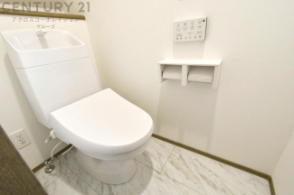 温水洗浄便座付トイレは温水洗浄機能により、暖かい水でおしりを洗浄することができ、冷たい水を使う従来の便座に比べ、温水洗浄機能で暖かいトイレを提供し、快適な使用を可能にします。