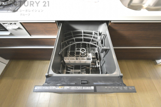 手洗いに比べて時間や労力を節約できることです。また、高温のお湯で洗浄されるため、雑菌や細菌を殺菌する効果もあります。さらに、乾燥機能があるため、手で拭く手間も省け衛生的に保管できます。