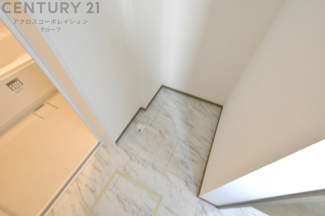 洗濯物の仕分け作業がしやすく、整理整頓が容易になります。洗濯音や湿気を他の部屋に持ち込まず、生活環境を快適に保ちます。上部を活用すれば収納スペースを確保でき洗剤や洗濯用品の整理もしやすくなります。