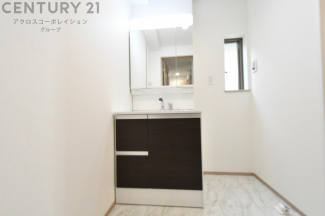 化粧品や洗顔料、歯ブラシなどの必需品をまとめて置ける収納スペースがあり、使用するたびに取り出す手間が省けます。また、水回りのため、濡れても大丈夫な素材が使用されており、お手入れが簡単です。