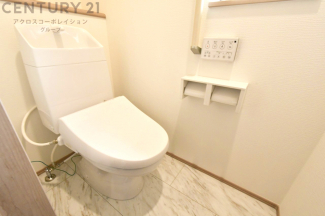 温水洗浄便座付トイレは温水洗浄機能により、暖かい水でおしりを洗浄することができ、冷たい水を使う従来の便座に比べ、温水洗浄機能で暖かいトイレを提供し、快適な使用を可能にします。