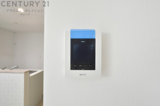 訪問者が来たときにテレビ画面で確認できるため、安心してドアを開けられます。録画機能があるものもあり、留守中に来訪者を記録しておくことができます。利便性が高く、セキュリティ面でも安心です。