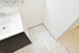 洗濯物の仕分け作業がしやすく、整理整頓が容易になります。洗濯音や湿気を他の部屋に持ち込まず、生活環境を快適に保ちます。上部を活用すれば収納スペースを確保でき洗剤や洗濯用品の整理もしやすくなります。