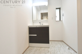 衣服の収納や脱ぎ着や整理整頓がしやすく、湿った衣類を乾燥させるスペースがありカビや臭いの発生を防ぎます。床の汚れを他の部屋に持ち込まず清潔を保つことができます。また快適な入浴環境の整備にも役立ちます。