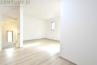 キッチン前のダイニングスペース　カウンターキッチンから料理の受け渡し等に便利です。ダイニングセットを置いても十分な広さを確保。