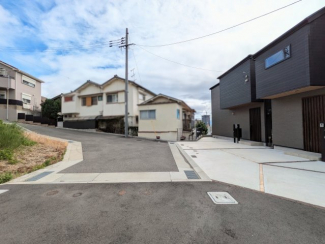 【前面道路含む現地写真】