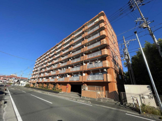 バルコニーは南に面しており陽当たり良好です