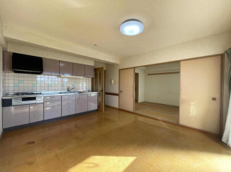 隣の居室と繋げて約15.5帖の広々空間にリフォーム可能です