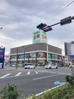 フジ本町店まで185m
