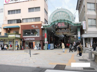 ローソン松山道後駅前店まで746m